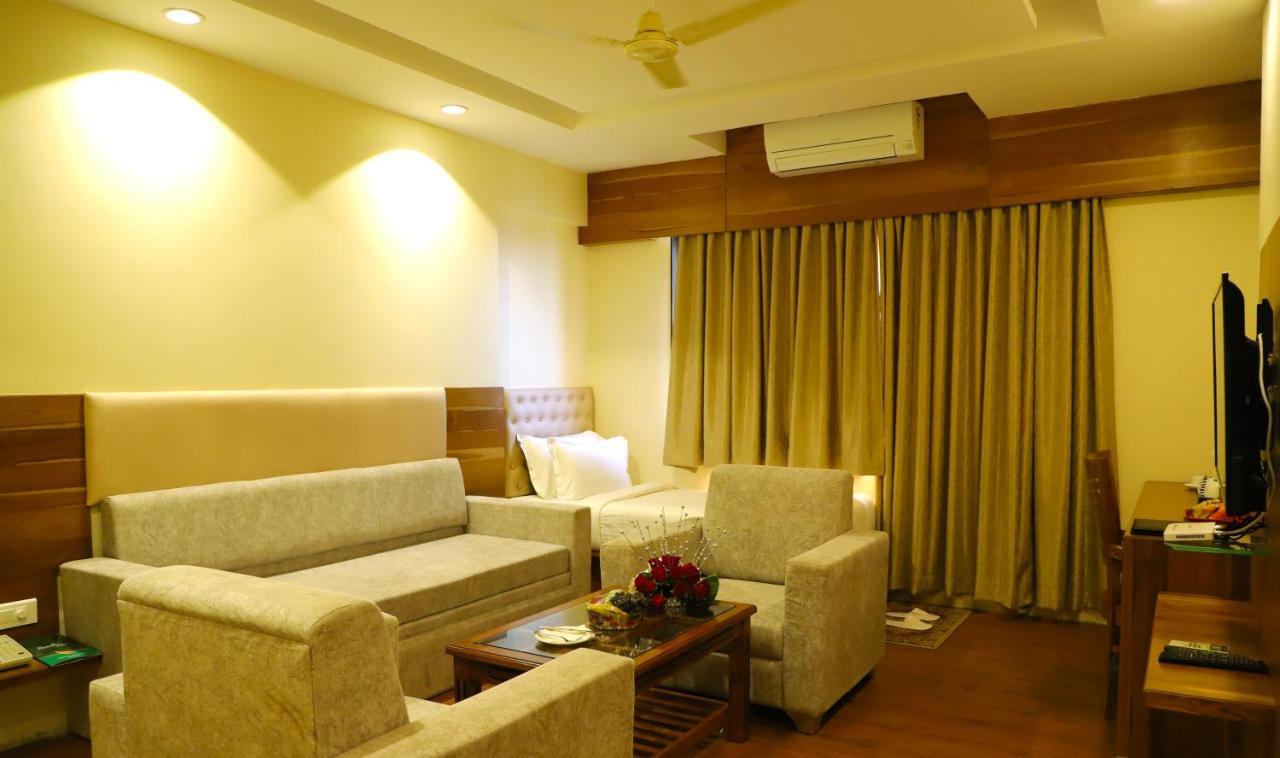 Sai Neem Tree Hotel 쉬르디 외부 사진